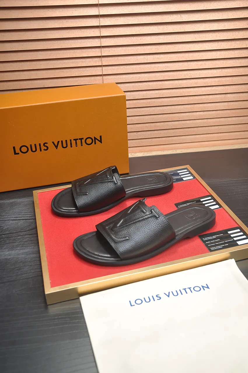 Men's men's shoes 💰340💶 [Louis Vuitton LV slippers] (high-end cowhide) counter 1:1 fashion style, a must-have for summer! The designer used LV’s iconic outsole. The original simple slippers instantly become fashionable! The upper is made of flexible special cowhide leather straps alternately, and the workmanship is exquisite! A must-have for stylish men in summer, size 38-46 (45 46 customized)
